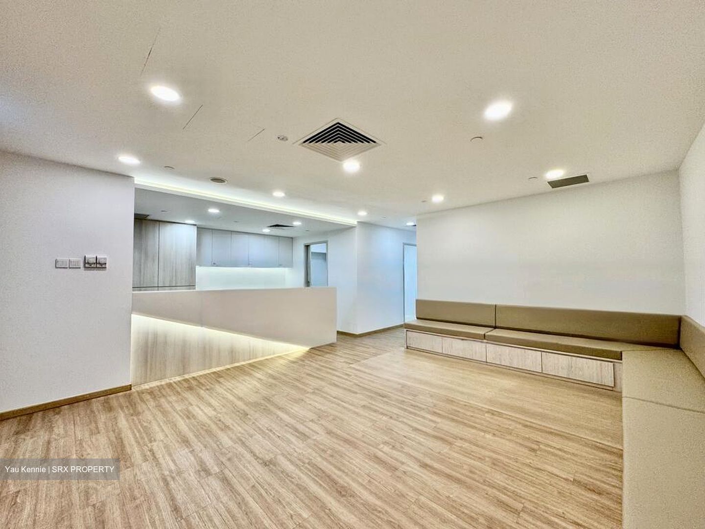 Mount Elizabeth Hospital (D9), Retail #484101361